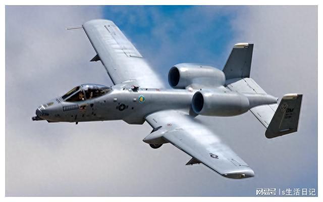 揭秘A-10攻擊機(jī)雙座設(shè)計，功能與優(yōu)勢解析，揭秘A-10攻擊機(jī)雙座設(shè)計，功能與優(yōu)勢深度解析