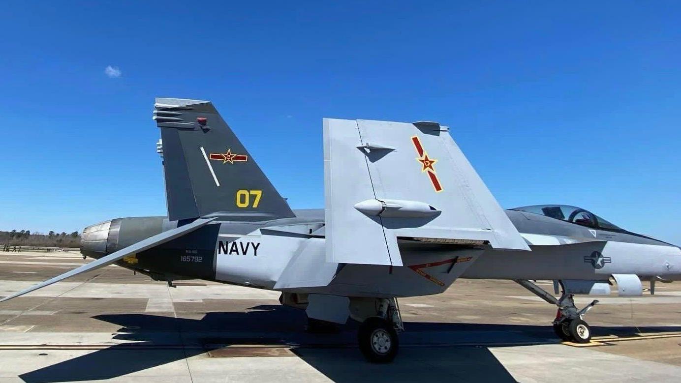 殲-11強勢對抗F-18，空中力量的較量與對比，殲-11與F-18空中對決，力量較量與對比
