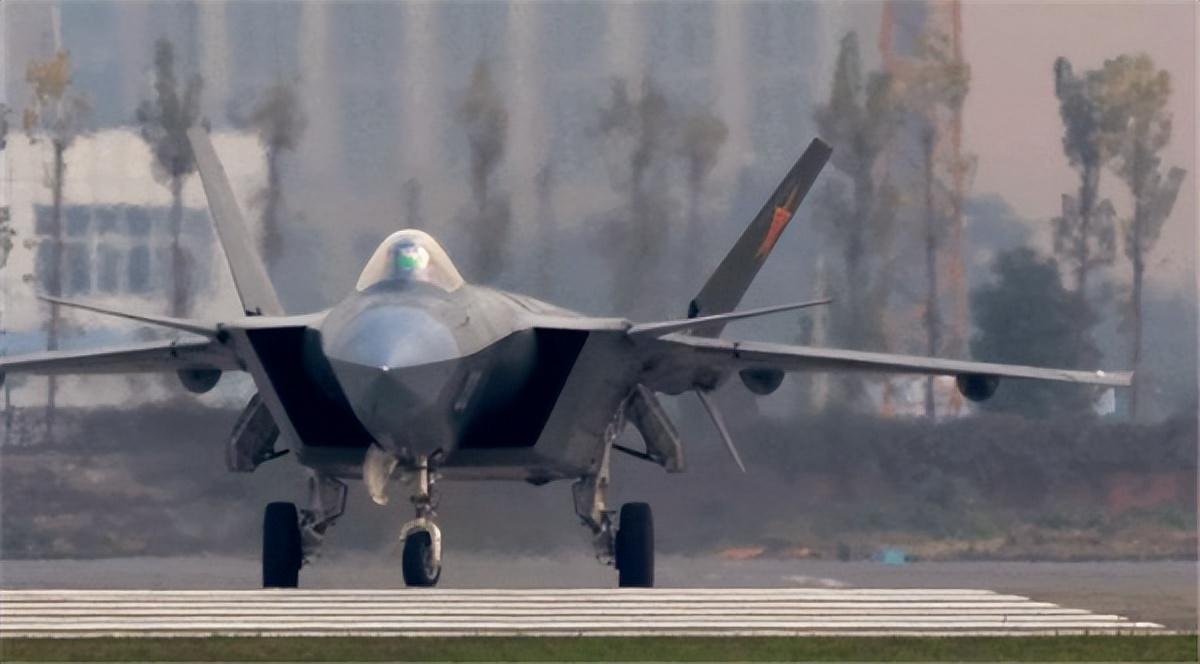 殲-20B首飛，中國(guó)空軍新一代隱身戰(zhàn)機(jī)的壯麗飛躍，殲-20B首飛成功，中國(guó)空軍新一代隱身戰(zhàn)機(jī)實(shí)現(xiàn)壯麗飛躍