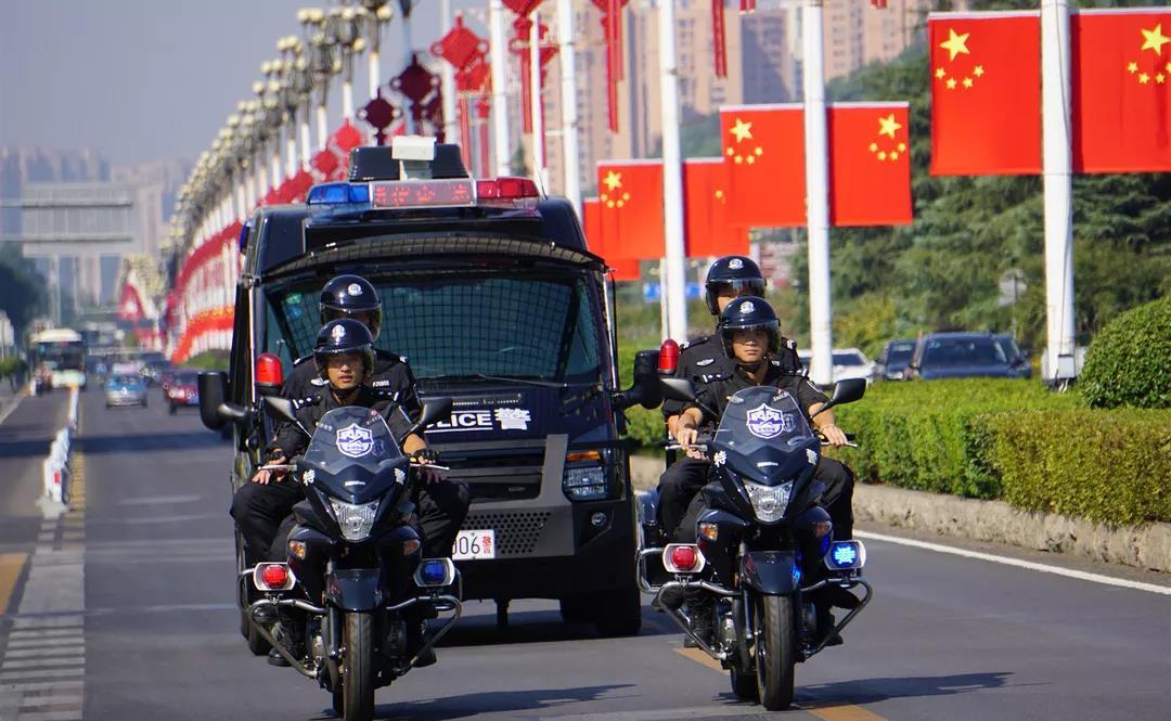 閱兵方陣?yán)锶蔽溲b的士兵們，展現(xiàn)國家力量與榮耀，閱兵方陣展現(xiàn)國家力量與榮耀，全副武裝士兵彰顯威武之姿