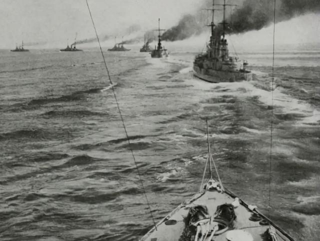 戰(zhàn)列艦在海戰(zhàn)中通常列成何種形狀——探索古代海戰(zhàn)的藝術(shù)與策略，戰(zhàn)列艦海戰(zhàn)布陣揭秘，古代海戰(zhàn)的藝術(shù)與策略探索
