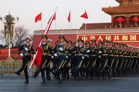 中國人民解放軍儀仗隊升國旗的儀式，莊嚴(yán)神圣的禮儀展現(xiàn)國家力量，中國人民解放軍儀仗隊升國旗儀式，展現(xiàn)國家力量的莊嚴(yán)禮儀