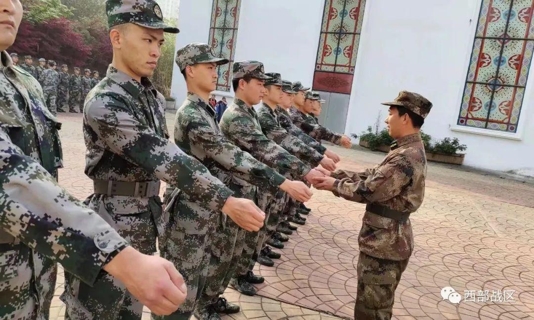 軍裝2022最新款式，時(shí)尚與威嚴(yán)并存的設(shè)計(jì)革新，2022最新軍裝款式，時(shí)尚與威嚴(yán)的完美結(jié)合