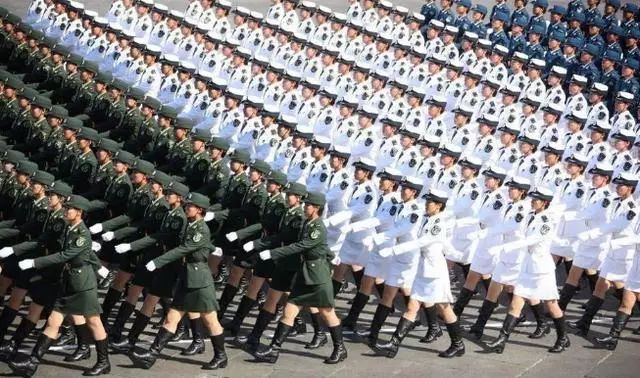 女兵軍服特點(diǎn)解析，時(shí)尚與實(shí)用的完美結(jié)合，女兵軍服特色深度解析，時(shí)尚與實(shí)用并重