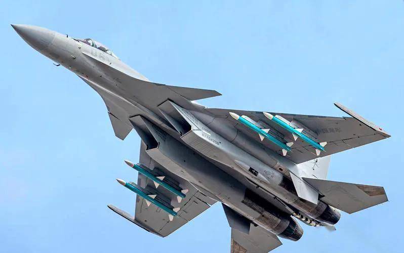 殲15戰(zhàn)機(jī)展現(xiàn)強(qiáng)大實(shí)力，成功驅(qū)離外軍戰(zhàn)機(jī)，國(guó)家安全的有力保障，殲15戰(zhàn)機(jī)展現(xiàn)強(qiáng)大實(shí)力，成功捍衛(wèi)國(guó)家安全，保障領(lǐng)空安全不受侵犯