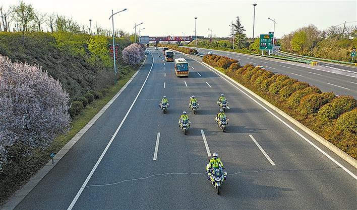國賓護衛(wèi)隊大隊長高峰，護衛(wèi)榮譽，鑄就傳奇，國賓護衛(wèi)隊大隊長高峰，護衛(wèi)榮譽，傳奇人生